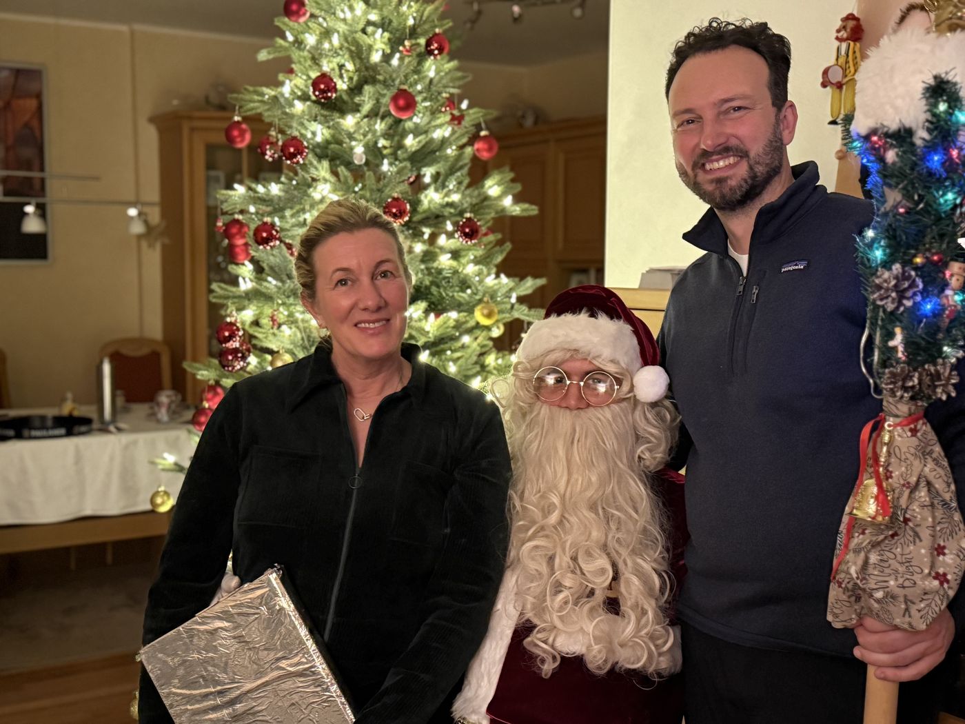 Der Weihnachtsmann mit Gästen einer Weihnachtsfeier